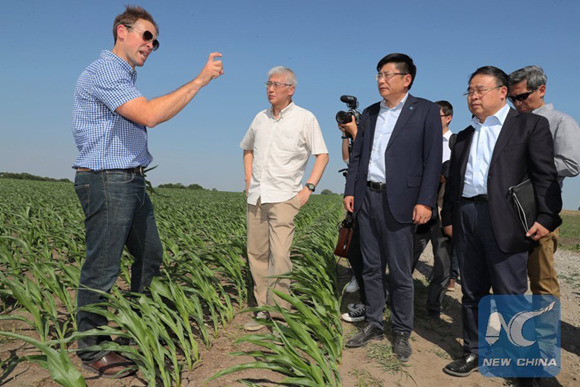 Grant Kimberley (L), son of Kimberley Farm owner, introduces crop planting and agricultural techniques used by his farm in Des Moines, Iowa, the United States, June 11, 2017.(Xinhua/Wang Ping)