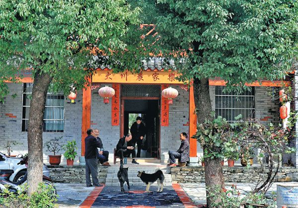 People chat in front of a restaurant in a rural area in Wuhan. The local government is encouraging people in the urban areas to start business in the city's rural villages.Provided To China Daily