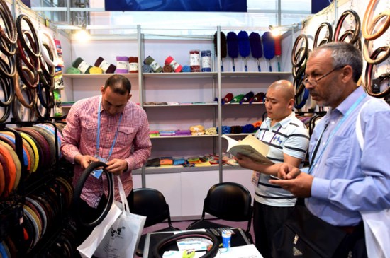 Attendees visit an auto parts stall at the Canton Fair, aka the China Import-Export Fair, in Guangdong province.(Photo: Xinhua/Lu Hanxin)