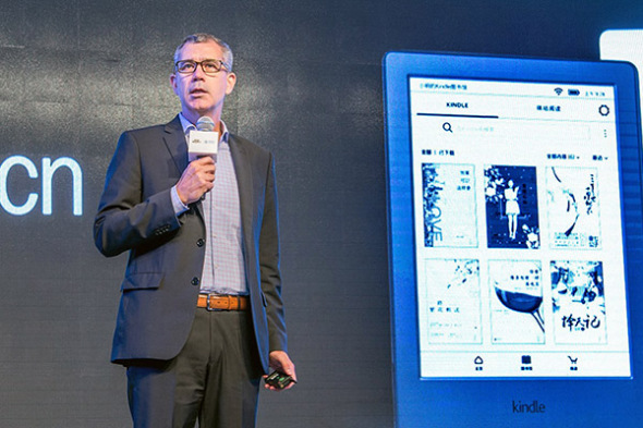Bruce Aitken, general manager of Amazon Reading, introduces the Kindle X Migu e-reader on Tuesday in Beijing. (Photo provided to China Daily)