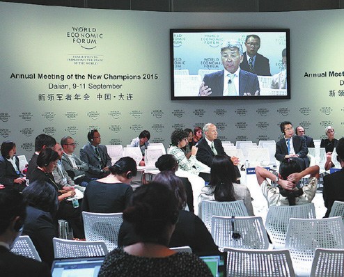Business leaders and scholars share their insights on the economic development trends during the 2015 Summer Davos Forum. (Photo by WANG ZHUANGFEI/CHINA DAILY)
