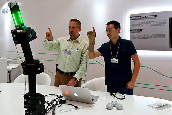 A robtics show is held in Dalian in 2015 at the sideline of the Summer Davos Forum, offering industry insiders an opportunity to learn more about the industry's new innovations. (Photo/China Daily)