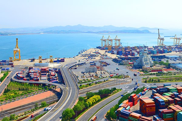 More than 70 percent of bulk goods transported by sea and more than 90 percent of container transportation in China's northeastern region are shipped via Dalian. (Photo/China Daily)