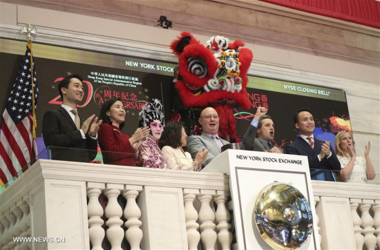 Steve Barclay (2nd R), Director of Hong Kong Economic and Trade Office in New York, rings the ceremonial closing bell at the New York Stock Exchange in New York, the United States, June 30, 2017. (Xinhua/Wang Ying) 