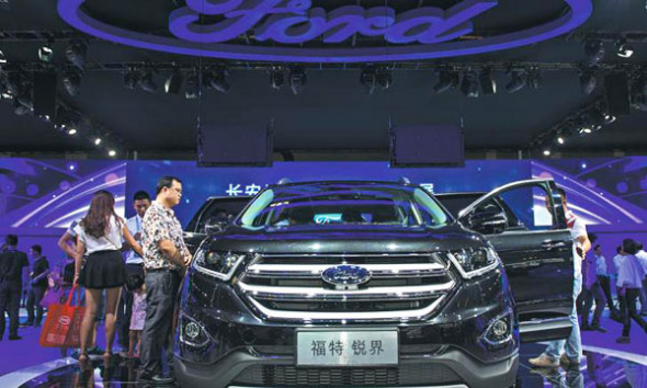 Visitors look at Ford's SUV model Edge at an auto show in Chongqing. (Photo/Xinhua)