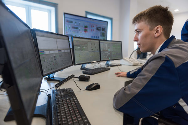 A technician monitors equipment at the central control office of the Huadian power plant in Yaroslavskaya Oblast, Russia. It is China's largest electricity project in Russia, and is a China-Russia joint venture between China Huadian Hong Kong Co Ltd and Russian regional power company TGC-2. (Photo/Xinhua)