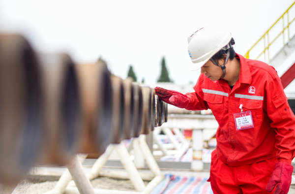 A worker checks facilities at a shale gas field in Fuling, Chongqing. (Photo/Xinhua)