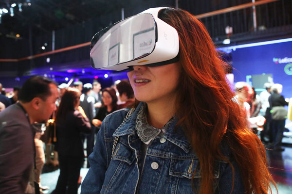 A visitor experiences LeEco's VR glasses at a U.S. product launch in Los Angeles, California. (Photo/Xinhua)