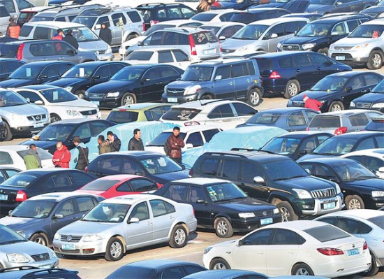 Cars await sale at a used car trading market in Dalian, Liaoning province. (Photo by Liu Debin/For China Daily)