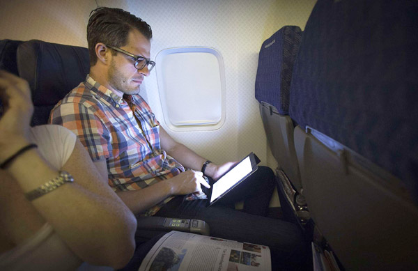 A passenger uses in-flight Wi-Fi service. (Photo provided to China Daily)