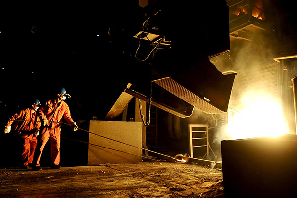 Workers operate at a steel plant in Dalian, Liaoning province. (Photo/China Daily)