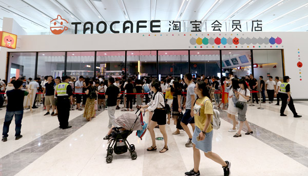 Alibaba Group's cashier-free retail store Tao Cafe attracts customers in Hangzhou, Zhejiang province. (Photo by Wang Zhuangfei/China Daily)
