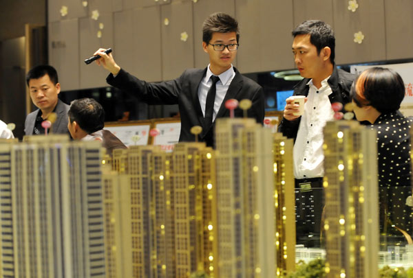 A salesman introduces a property project in Wuhan, Hubei province. (Photo by Miao Jian/For China Daily)