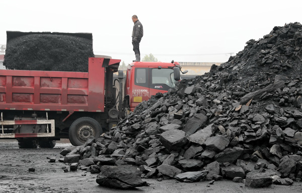 A huge cargo vehicle unloads coal at a large mine in Huaibei, Anhui province.(TIAN SHENG / FOR CHINA DAILY)