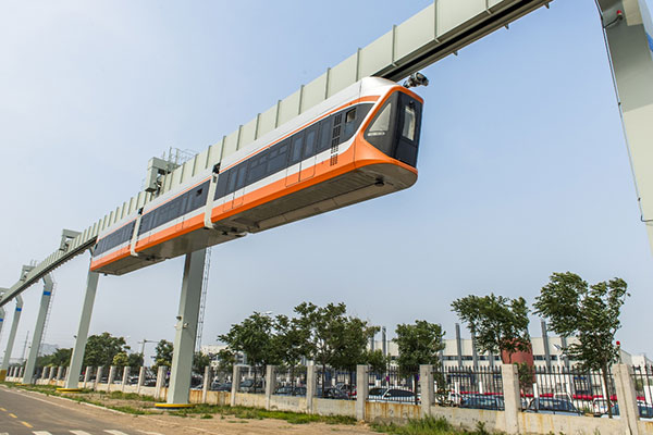 A prototype of a mounted monorail train is tested at CRRC Qingdao Sifang.(Provided to China Daily)