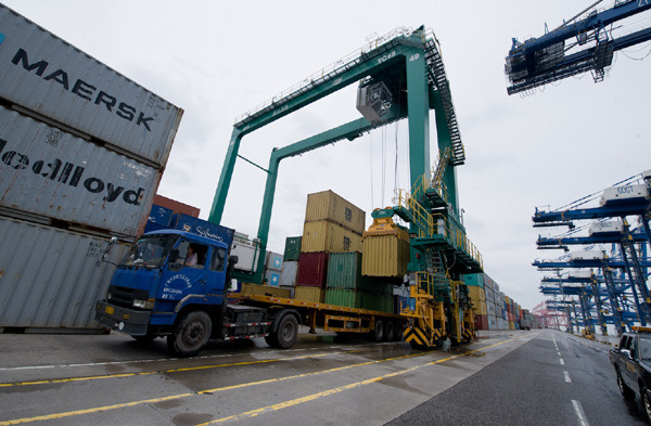 Containers being loaded at the Nansha Port in Guangzhou, Guangdong province. (Photo/Xinhua)