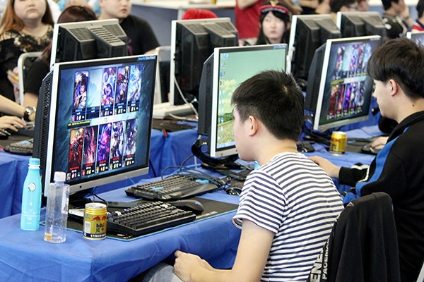 Players compete in an online gaming contest in Nanjing, Jiangsu province. Perfect World Co Ltd is one of China's leading online game developers and operators. (Photo/China Daily)