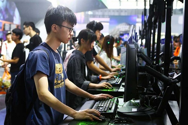 Gamers are seen at the China Digital Entertainment Expo & Conference yesterday. (Jiang Xiaowei)