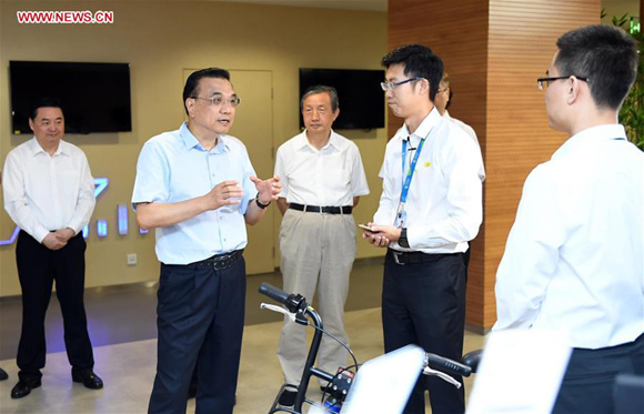 Chinese Premier Li Keqiang (2nd L) learns about new technology research and development at China Mobile in Beijing, capital of China, July 31, 2017. Li visited the country's three telecom operators and chaired a seminar on Monday. (Xinhua/Zhang Duo)