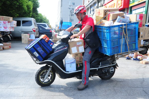 A delivery worker of JD in Suzhou, Jiangsu province. (JI HAIXIN / FOR CHINA DAILY)