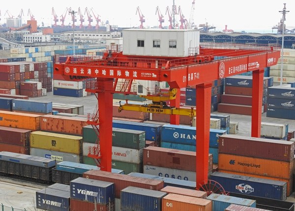 Containers are stacked in the logistics terminal waiting to be shipped in December at Jiangsu province's Lianyungang Port. The port is the first project of China and countries involved in the Belt and Road Initiative to start operating. (GENG YUHE/CHINA DAILY)