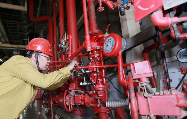 A technician checks a facility of Shenhua Group in Tianjin Port. JIA CHENGLONG / FOR CHINA DAILY
