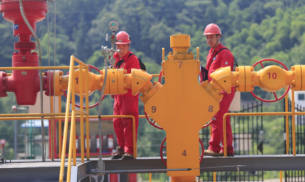 Tech staff carry out safety inspections at a natural gas production base in Suining, Southwest China's Sichuan province. ZHONG MIN / FOR CHINA DAILY
