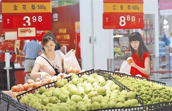 Women shopping for fruits yesterday in a supermarket in Chongqing. Chinas consumer price index rose 1.4 percent year on year in July, the National Bureau of Statistics said yesterday. (Xinhua)