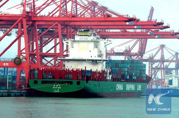 A bulk carrier freighted with goods on a pier in Lianyungang, East China. (Xinhua file photo)