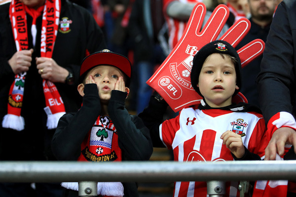 Young Southampton fans in the stands react during a game. (JOHN WALTON / FOR CHINA DAILY)