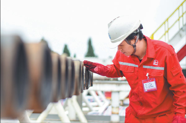 A worker checks facilities at the Fuling shale gas field in Chongqing, Southwest China. (Photo/Xinhua)