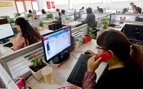 Staff deal with online medicine sales at a drug store in Changzhi, North China's Shanxi province. (YAO LIN / FOR CHINA DAILY)