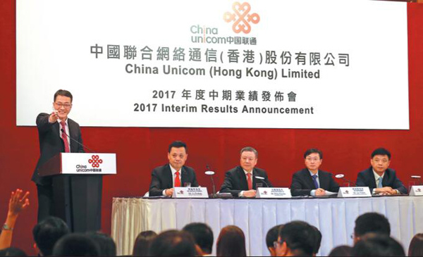 (From second left) Li Fushen, executive director & CFO of China Unicom (HK) Ltd, Wang Xiaochu, chairman & CEO of China Unicom (HK) Ltd, Lu Yimin, executive director& president of China Unicom (HK) Ltd, and Shao Guanglu, executive director & senior vice-president of China Unicom (HK) Ltd meet the media on Wednesday. ROY LIU / CHINA DAILY