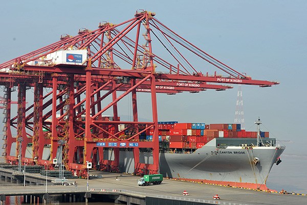 A container ship docks at the Port of Ningbo, East China's Zhenjiang province. (Photo/Xinhua)