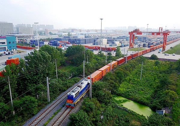 Freight train linking Zhengzhou, Central China's Henan province, and Hamburg, Germany, sets off in Zhengzhou on Aug 2, 2017. (Photo/Xinhua)