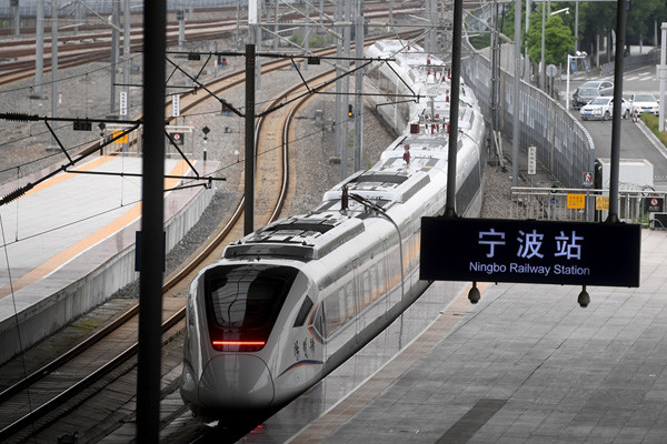 A new intercity train CRH6F leaves Ningbo for Yuyao in East China's Zhejiang province on June 14, 2017. (Photo/Xinhua)
