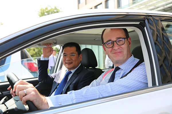 Peter Fleet, president of Ford Motor Asia Pacific, and Jin Zheyong, chairman and president of Zotye Automobile Co, unveil a new chapter in new energy car cooperation. (Photo provided to China Daily)