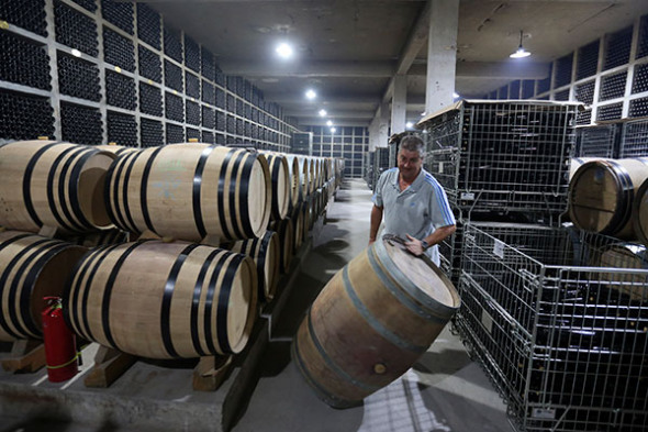 Thierry Courtade, a winemaker from the French Bordeaux region, rolls an empty wine barrel along this month at Silver Heights winery, which he runs with his wife, Emma Gao, in Ningxia Hui autonomous region. (Photo: China Daily/Feng Yongbin)