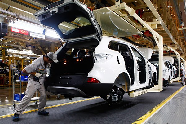 A worker at the auto production line of Dongfeng Motor Group in Wuhan, capital of Hubei province. (Song Rongcheng/for China Daily)