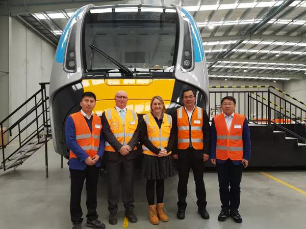 Jacinta Allen (center), public transport minister of the state of Victoria, Australia, visits the subway car model produced by CRRC in Melbourne, on Aug 28, 2017. (Photo provided to chinadaily.com.cn)