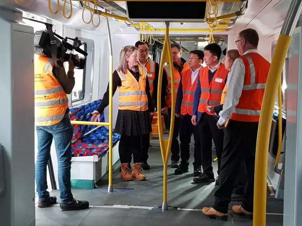 Jacinta Allen (second from left), public transport minister of the state of Victoria, Australia, visits the subway car model produced by CRRC in Melbourne, on Aug 28, 2017. (Photo provided to chinadaily.com.cn)