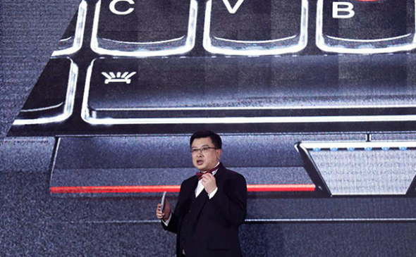 Tong Fuyao, senior vice president at Lenovo, introduces the ThinkPad X1 Carbon 2017 on April 18, 2017 in Beijing.(Photo provided to chinadaily.com.cn)