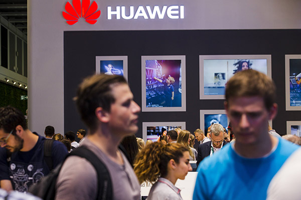 Visitors gather around the Huawei Stand at the International Radio exhibition held in Berlin, Germany. (Photo provided to China Daily)