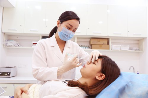 A woman gets a hyaluronic acid injection at Soyoung, a plastic surgery hospital in Beijing. (Photo: Li Xuanmin/GT)