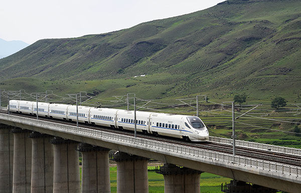 A high-speed train heads to Ulanqab from Hohhot in the Inner Mongolia autonomous region in August, marking the openning of the region's first high-speed railway. (Tang Zhe/For China Daily)