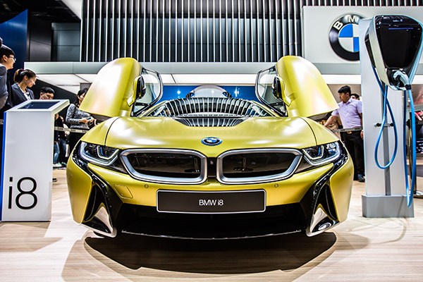 A BMW i8 Protonic Frozen Yellow Edition catches visitors' eyes at this year's Shanghai auto show. (Liu Jiahao/for China Daily)