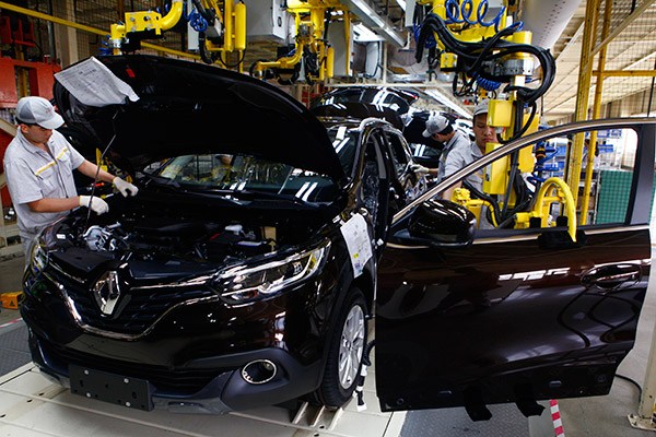 Workers check cars on the production line of Dongfeng Renault in Wuhan, Hubei province. (Photo provided to China Daily)