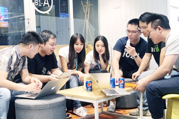 Zhang Mo (third left), founder of AI computer vision engine service provider Yi+, talks with her colleagues in Beijing, Sept 5,2017.Photo provided to chinadaily.com.cn
