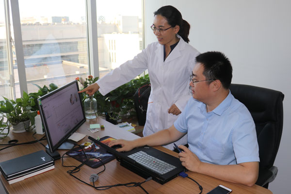 Li Xiaoxiao, left, founder and CEO of Beijing Koboro Health Science and Technology, talks with Yang Song, product director of Koboro, in Beijing on Sept 6, 2017. (Photo/chinadaily.com.cn)
