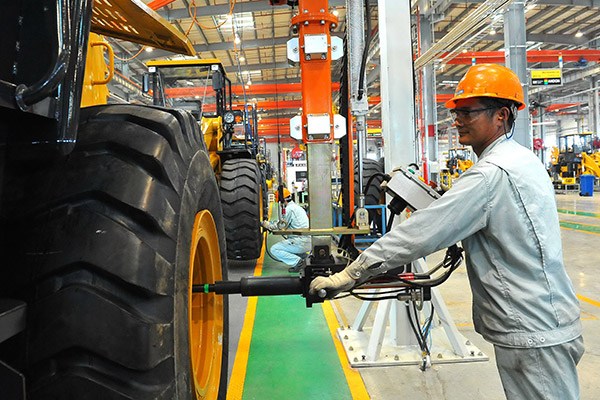 Workers assemble loaders at a manufacturing plant in Qingzhou, Shandong province. (Wang Jilin/for China Daily)